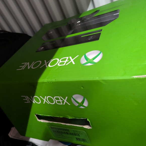 XBOX ONE 500GB Model 1540/1520 W/ Extra Games